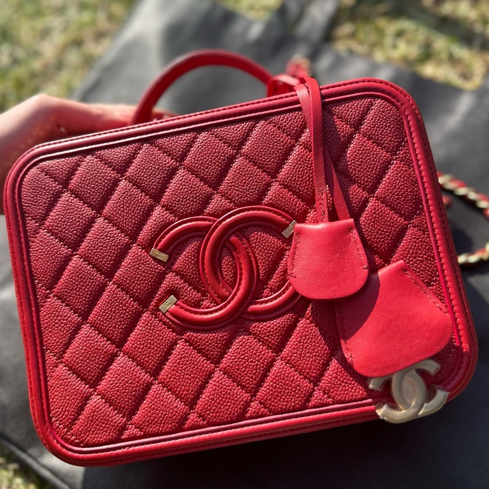 CHANEL Red Crossbody Bag with Quilted Leather and Iconic Logo